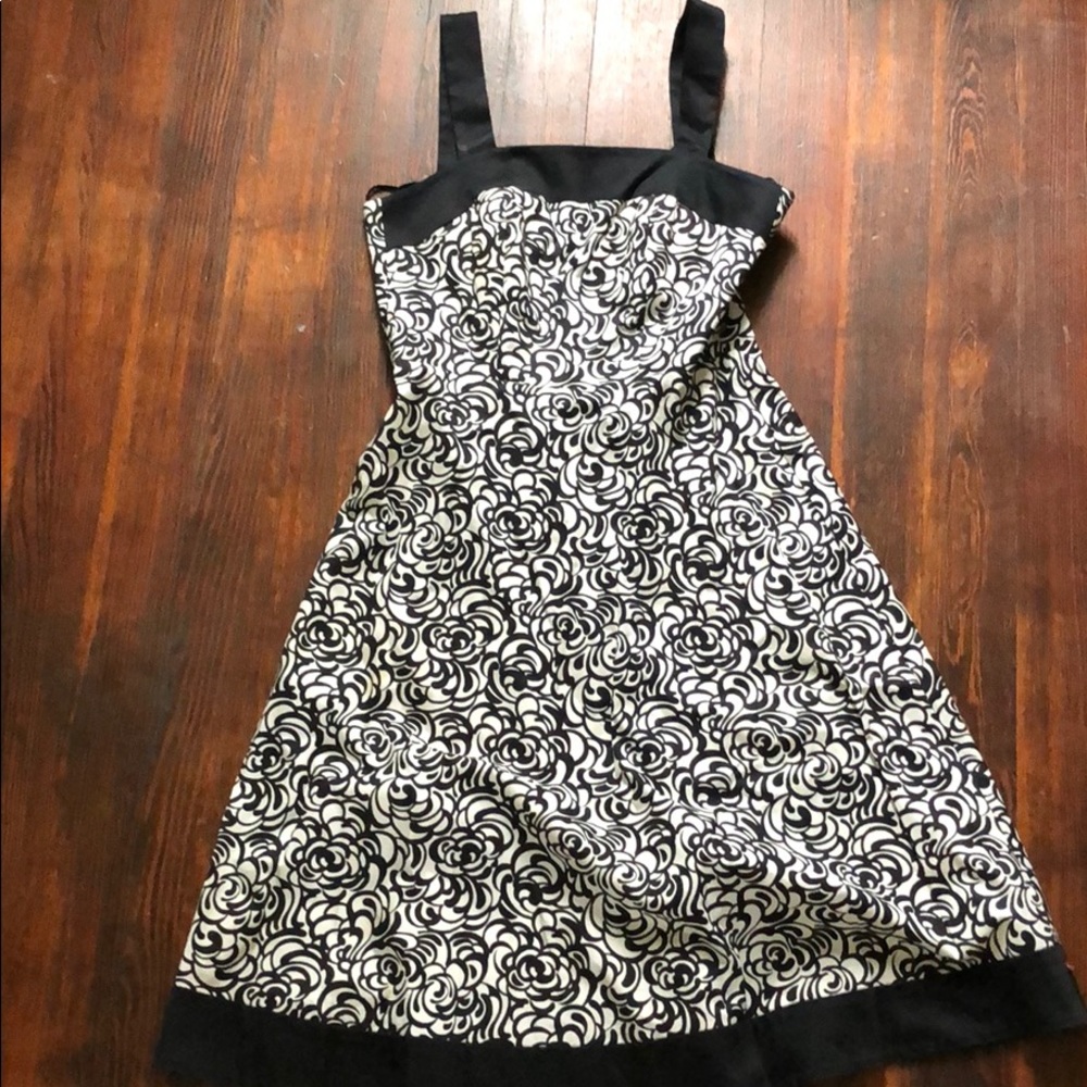 A-line black and white dress